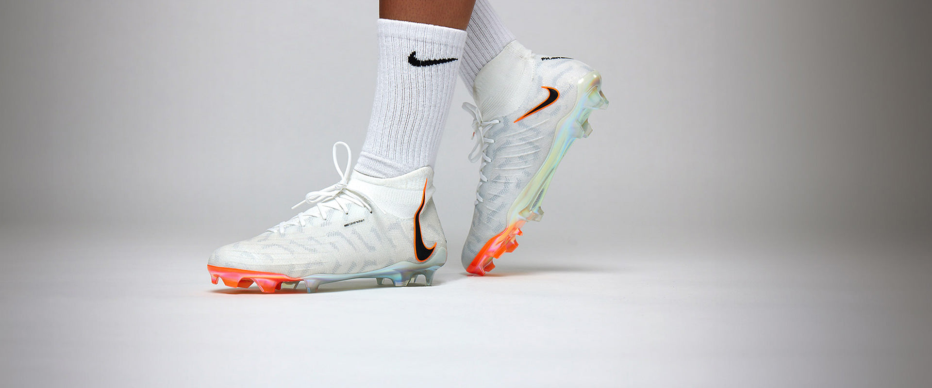 Nike Phantom Luna Elite FG Chuteira Campo Branca e Preta